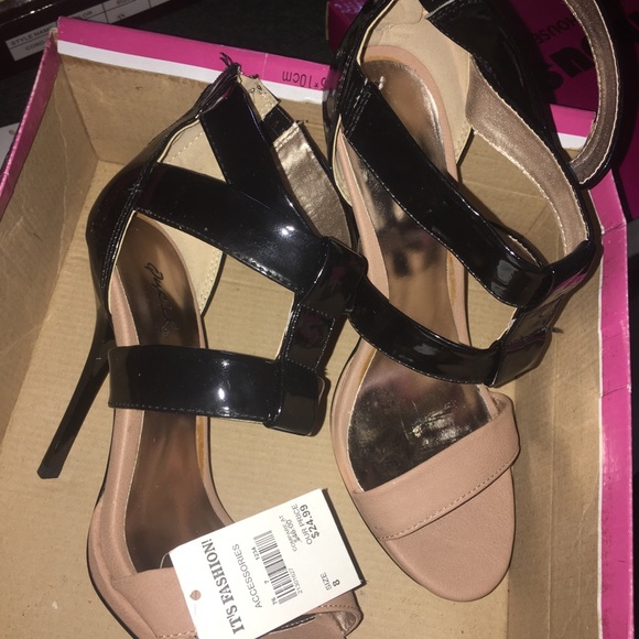 Shoe - Picture 3 of 16